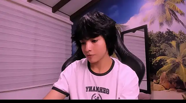 AllanYong18 online show from January 25, 2025, 3:51 am