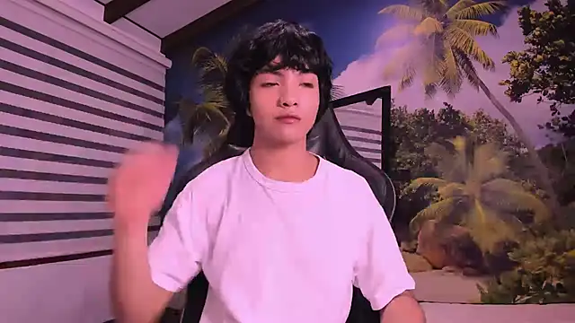 AllanYong18 online show from February 16, 2025, 4:09 am