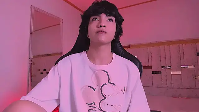 AllanYong18 online show from March 14, 2025, 12:40 pm