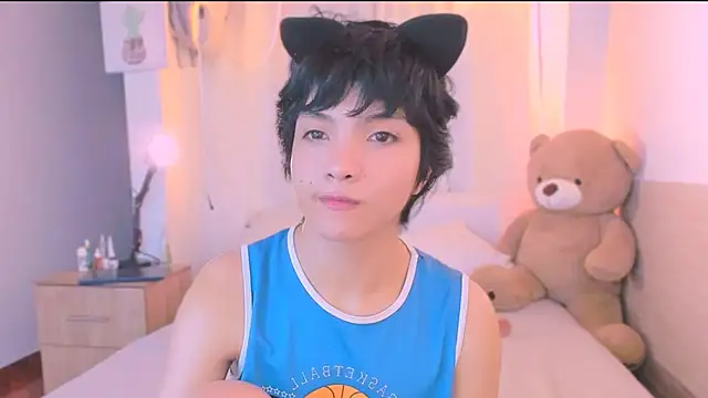 AllanYong18 online show from October 13, 2025, 9:20 am