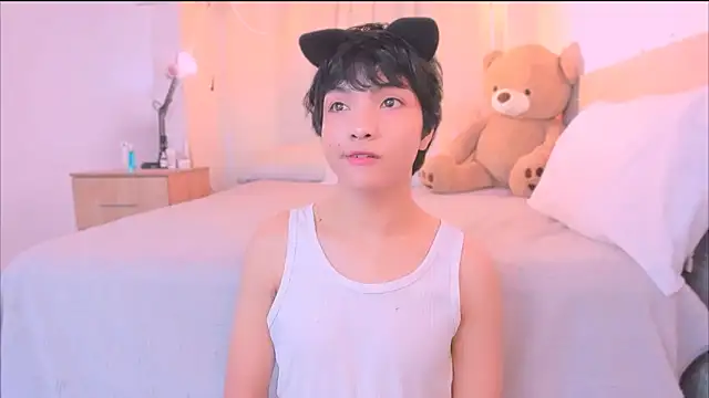 AllanYong18 online show from October 27, 2025, 2:43 pm