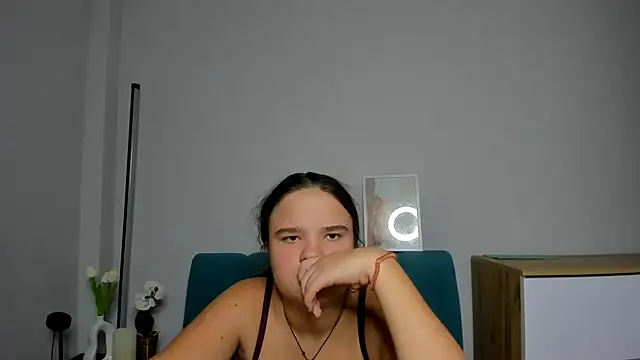 AdeleCruz online show from October 6, 2025, 12:13 pm