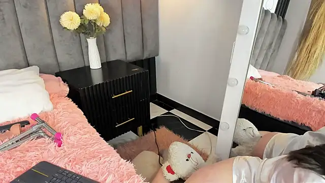 chelsea bolton  online show from October 15, 2025, 1:00 pm