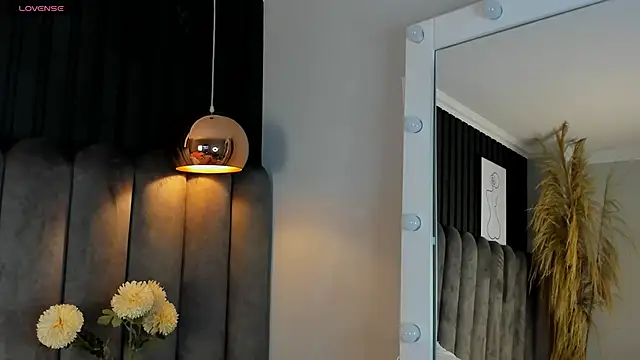 chelsea bolton  online show from October 29, 2025, 12:18 pm