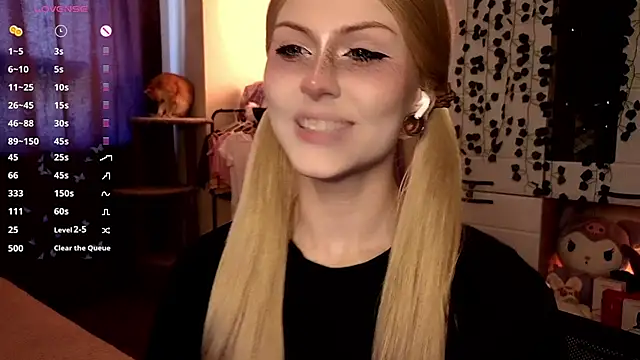 Snapshot of Emily__Mooree chatting on October 7, 2025, 7:16 am Emily Mooree online show from October 7, 2025, 7:16 am