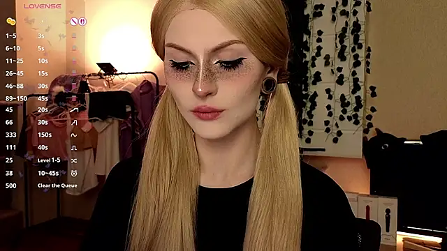 Snapshot of Emily__Mooree chatting on October 19, 2025, 9:10 am Emily Mooree online show from October 19, 2025, 9:10 am