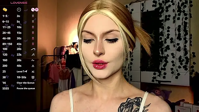 Snapshot of Emily__Mooree chatting on November 11, 2025, 3:28 am Emily Mooree online show from November 11, 2025, 3:28 am