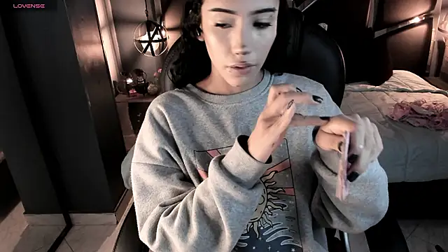 vaiolethsan   online show from February 11, 2026, 8:14 pm