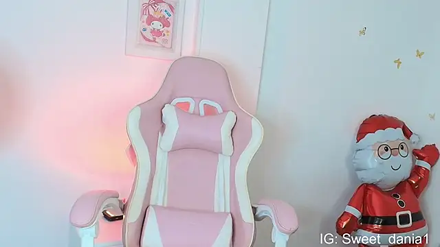 sweet dania  online show from February 4, 2026, 5:02 am