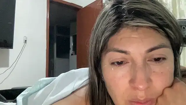 LunaBeya online show from November 28, 2025, 4:26 am