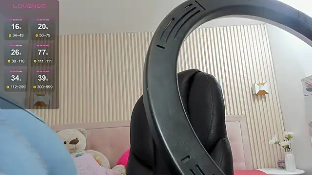 Snapshot of Luceroooo chatting on March 18, 2025, 12:25 pm Luceroooo online show from March 18, 2025, 12:25 pm