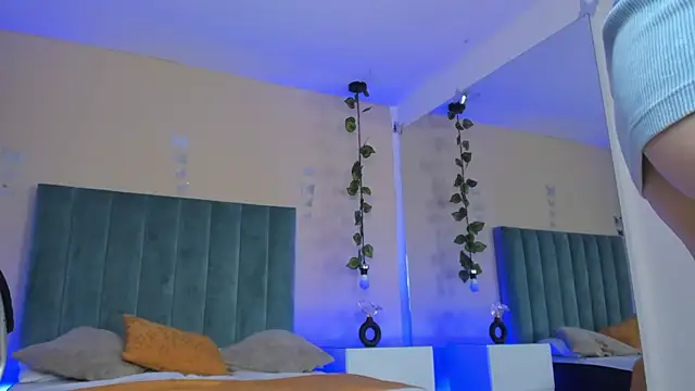 Dahlia Rousse online show from April 3, 2026, 11:08 am