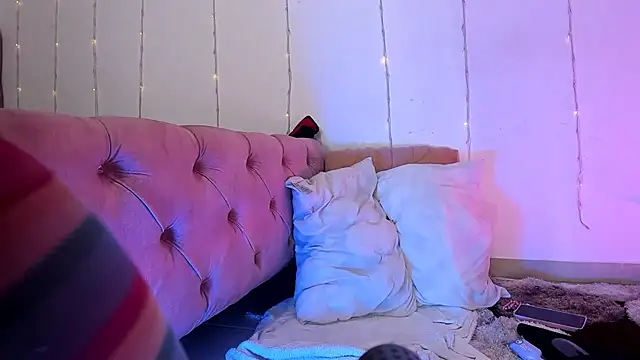 Snapshot of Sophie_Heart chatting on February 9, 2025, 6:33 am Sophie Heart online show from February 9, 2025, 6:33 am