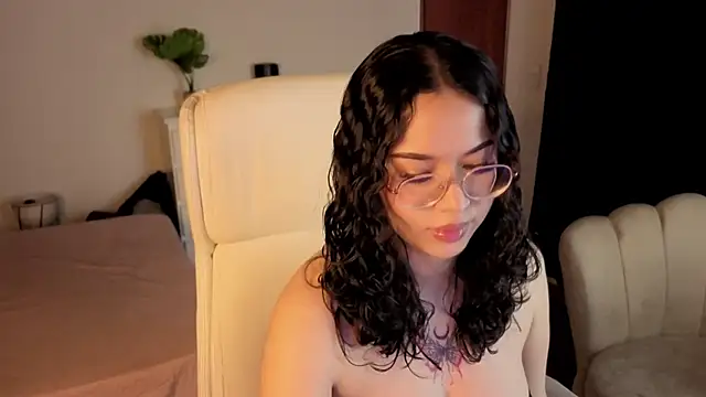 Renaxi Smith online show from October 23, 2025, 7:56 pm