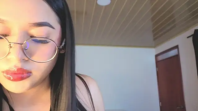 Renaxi Smith online show from April 14, 2026, 7:42 pm