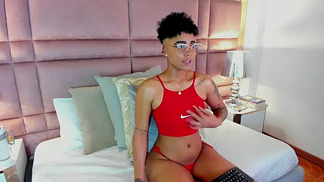 Snapshot of LuciaWallace chatting on October 6, 2025, 10:51 pm LuciaWallace online show from October 6, 2025, 10:51 pm