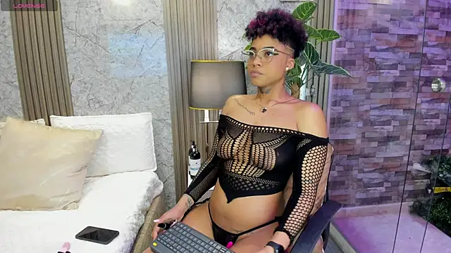 LuciaWallace online show from July 5, 2026, 8:49 pm