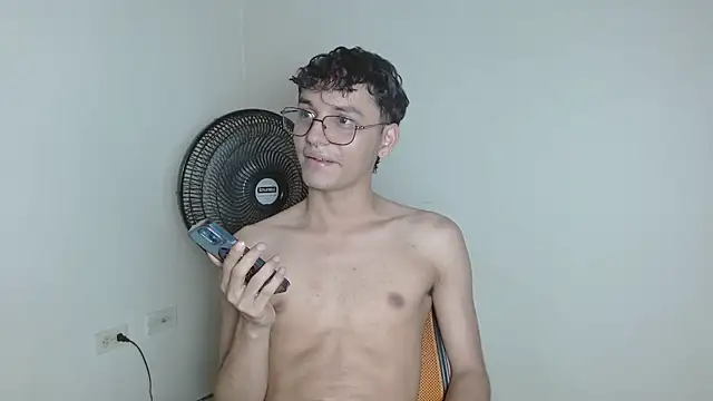 Snapshot of andrew_willyams chatting on November 15, 2025, 1:03 am andrew willyams online show from November 15, 2025, 1:03 am