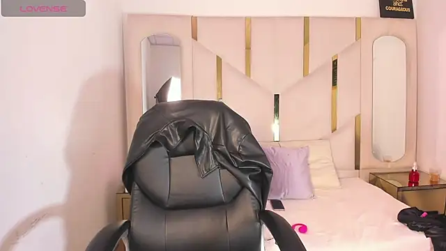 Salmaportman69 online show from March 3, 2026, 5:41 pm