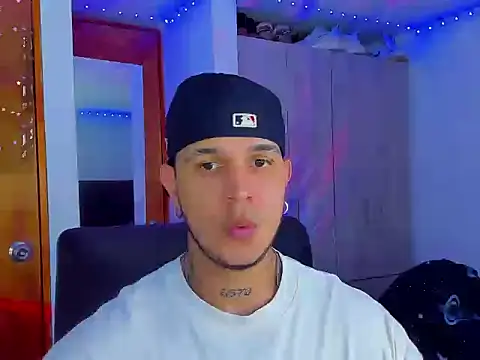 Snapshot of austinoficial chatting on September 12, 2025, 11:15 pm austinoficial online show from September 12, 2025, 11:15 pm