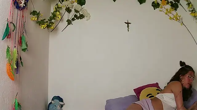 zoe ch  online show from October 13, 2025, 6:57 am