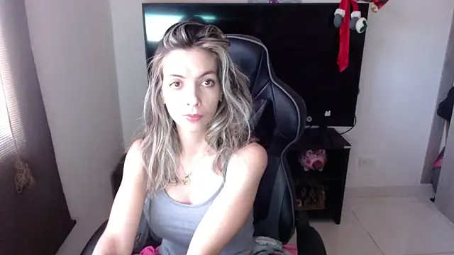 Snapshot of Princezzlove3 chatting on January 20, 2025, 8:18 pm Princezzlove3 online show from January 20, 2025, 8:18 pm