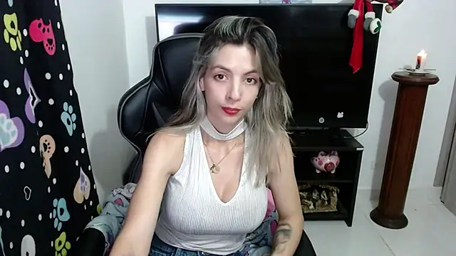 Snapshot of Princezzlove3 chatting on January 22, 2025, 11:43 pm Princezzlove3 online show from January 22, 2025, 11:43 pm