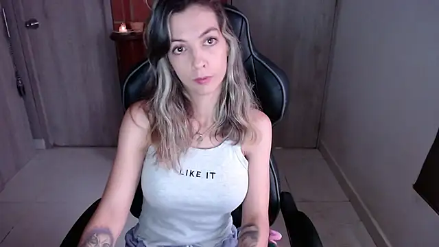 Snapshot of Princezzlove3 chatting on February 4, 2025, 12:33 pm Princezzlove3 online show from February 4, 2025, 12:33 pm