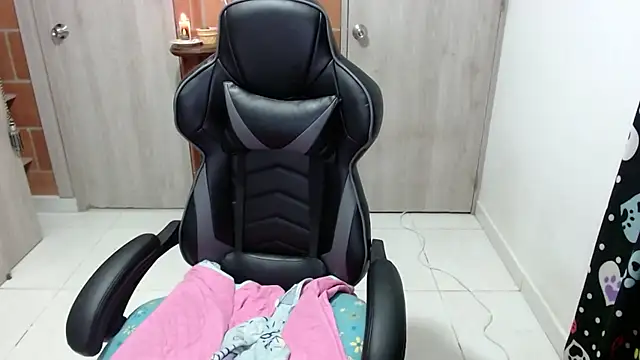 Snapshot of Princezzlove3 chatting on February 6, 2025, 12:00 am Princezzlove3 online show from February 6, 2025, 12:00 am