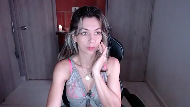 Snapshot of Princezzlove3 chatting on February 12, 2025, 12:12 pm Princezzlove3 online show from February 12, 2025, 12:12 pm