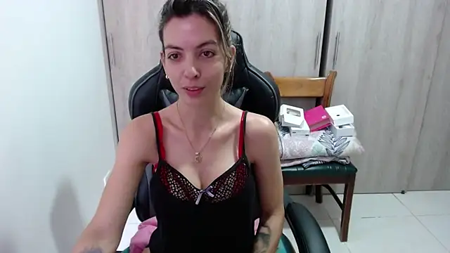 Snapshot of Princezzlove3 chatting on February 13, 2025, 2:52 pm Princezzlove3 online show from February 13, 2025, 2:52 pm