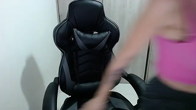 Snapshot of Princezzlove3 chatting on February 21, 2025, 12:05 am Princezzlove3 online show from February 21, 2025, 12:05 am