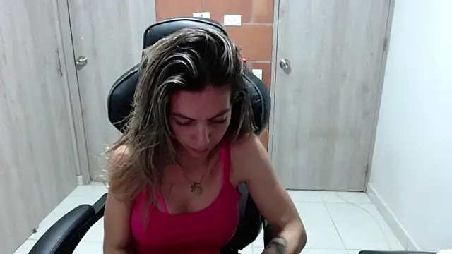 Snapshot of Princezzlove3 chatting on March 4, 2025, 12:18 am Princezzlove3 online show from March 4, 2025, 12:18 am