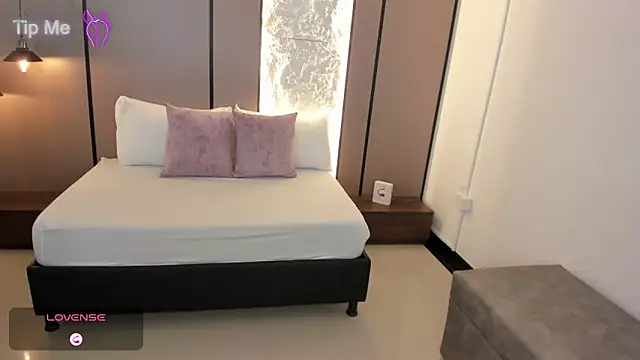 lilly ass  online show from November 17, 2025, 1:06 pm