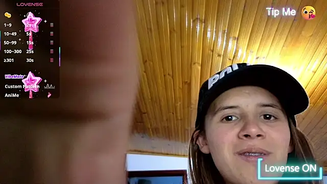 Snapshot of SexLaura_ chatting on January 28, 2025, 11:17 pm SexLaura online show from January 28, 2025, 11:17 pm