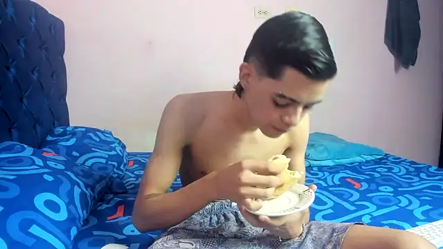 Snapshot of Latinos_2001 chatting on February 2, 2026, 3:22 pm Latinos 2001 online show from February 2, 2026, 3:22 pm