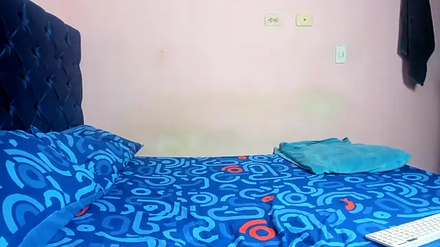 Snapshot of Latinos_2001 chatting on February 5, 2026, 2:33 pm Latinos 2001 online show from February 5, 2026, 2:33 pm