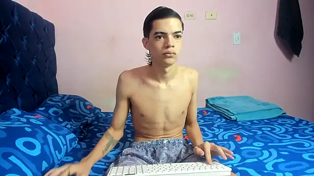 Snapshot of Latinos_2001 chatting on February 9, 2026, 2:54 pm Latinos 2001 online show from February 9, 2026, 2:54 pm