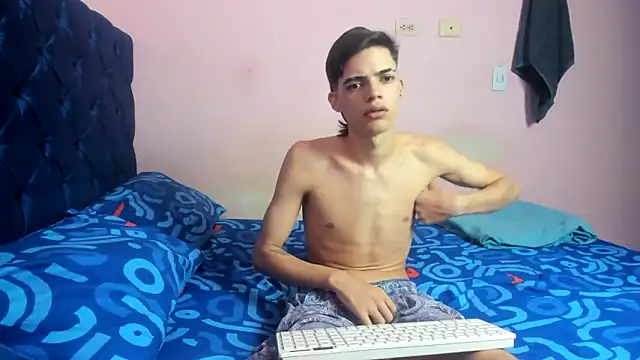 Snapshot of Latinos_2001 chatting on February 15, 2026, 4:36 pm Latinos 2001 online show from February 15, 2026, 4:36 pm