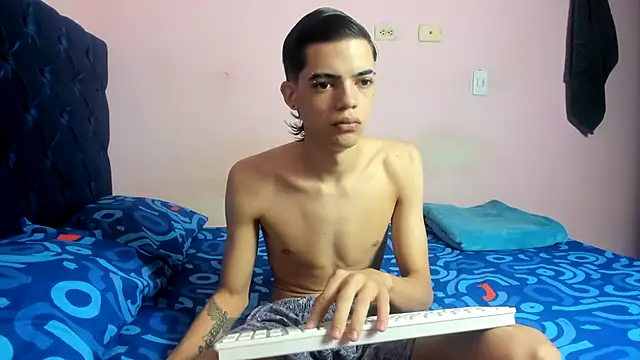 Snapshot of Latinos_2001 chatting on February 16, 2026, 2:13 pm Latinos 2001 online show from February 16, 2026, 2:13 pm