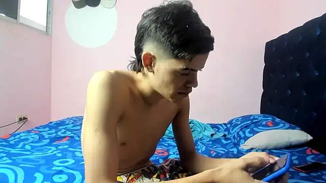 Snapshot of Latinos_2001 chatting on March 12, 2026, 12:33 pm Latinos 2001 online show from March 12, 2026, 12:33 pm