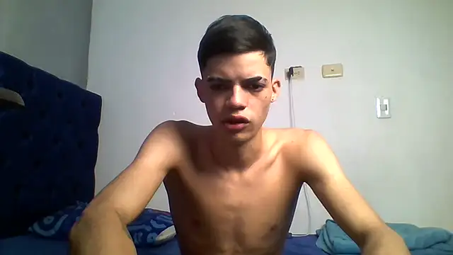 Snapshot of Latinos_2001 chatting on June 25, 2026, 12:31 pm Latinos 2001 online show from June 25, 2026, 12:31 pm