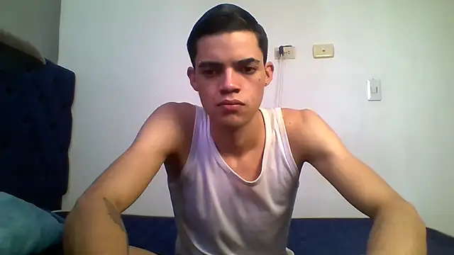 Snapshot of Latinos_2001 chatting on July 6, 2026, 2:14 pm Latinos 2001 online show from July 6, 2026, 2:14 pm