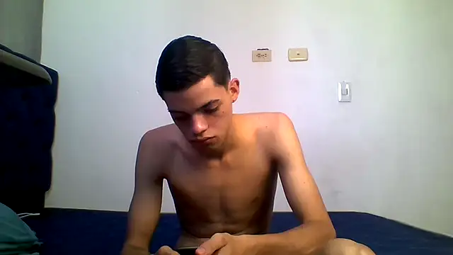 Snapshot of Latinos_2001 chatting on July 28, 2026, 2:13 pm Latinos 2001 online show from July 28, 2026, 2:13 pm