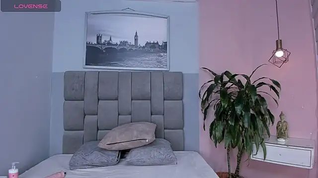 janna lopez  online show from October 26, 2025, 6:19 am