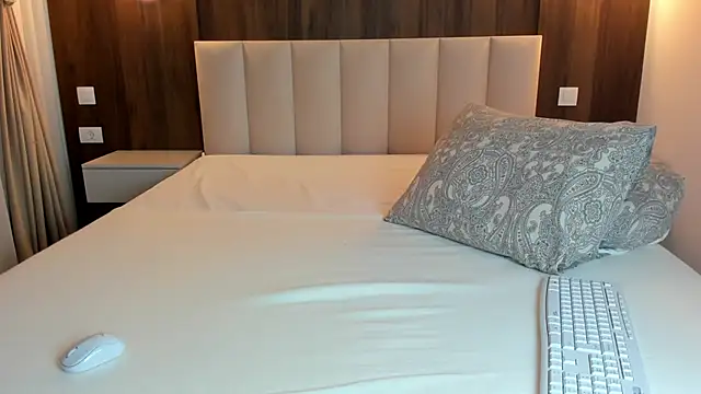 Snapshot of Saradiamond1 chatting on December 17, 2025, 9:04 am Saradiamond1 online show from December 17, 2025, 9:04 am