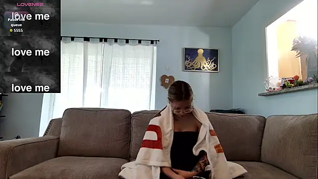 Snapshot of Hatgirl69 chatting on October 13, 2025, 3:34 pm Hatgirl69 online show from October 13, 2025, 3:34 pm