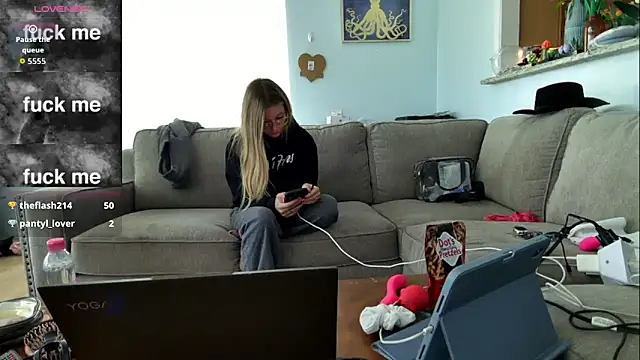 Snapshot of Hatgirl69 chatting on October 22, 2025, 1:55 pm Hatgirl69 online show from October 22, 2025, 1:55 pm