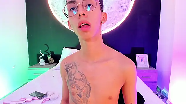 EthaanCox online show from February 19, 2025, 2:33 am