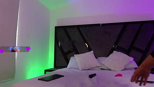 EthaanCox online show from November 30, 2025, 8:46 pm